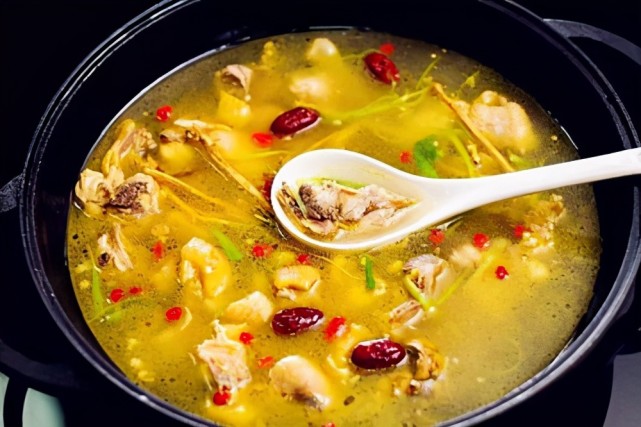 炖鸡汤时鸡肉先下锅就错了教你正确做法汤鲜肉嫩无腥味