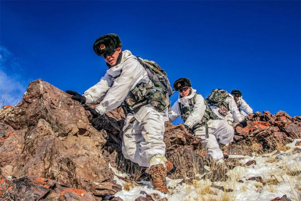 踏雪巡邊新疆軍區阿吾斯奇邊防連西陲邊關,冰天雪地1