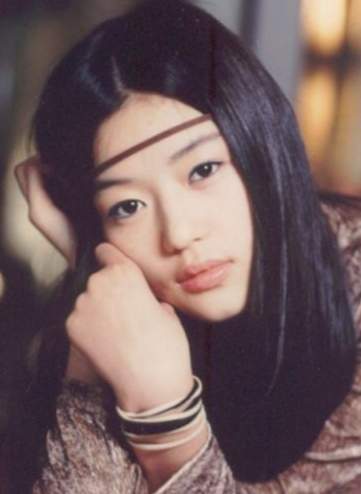 她与年轻演员金秀贤搭档饰演情侣毫无违和感,剧中"千颂伊"的女明星