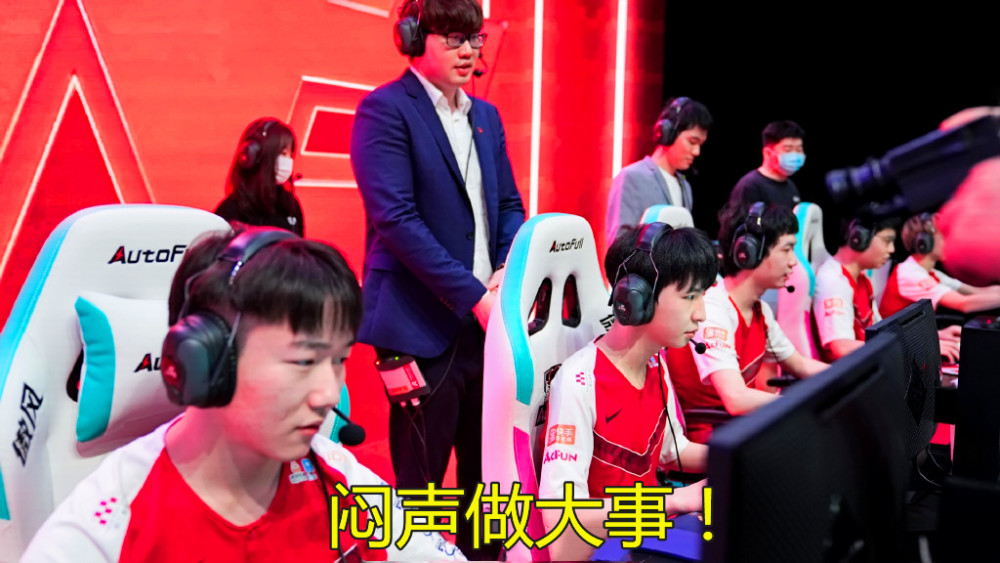 OMG上单选手Curse被WE与RNG争抢，身价2000W直超Nuguri