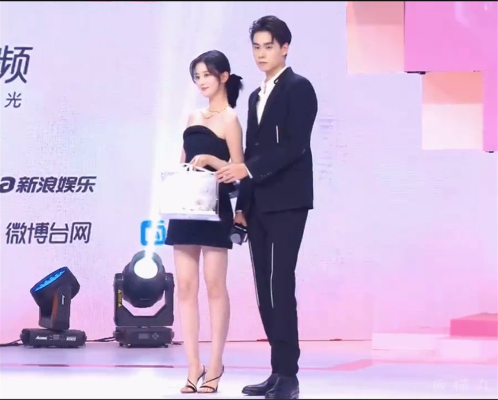 乔欣胡一天穿"情侣装"同框,cp感十足,做游戏默契度满分