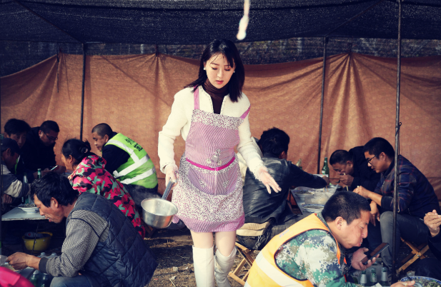 这个漂亮的女孩子名叫谭丽丽,今年28岁了,在当地人的眼中,这个漂亮的
