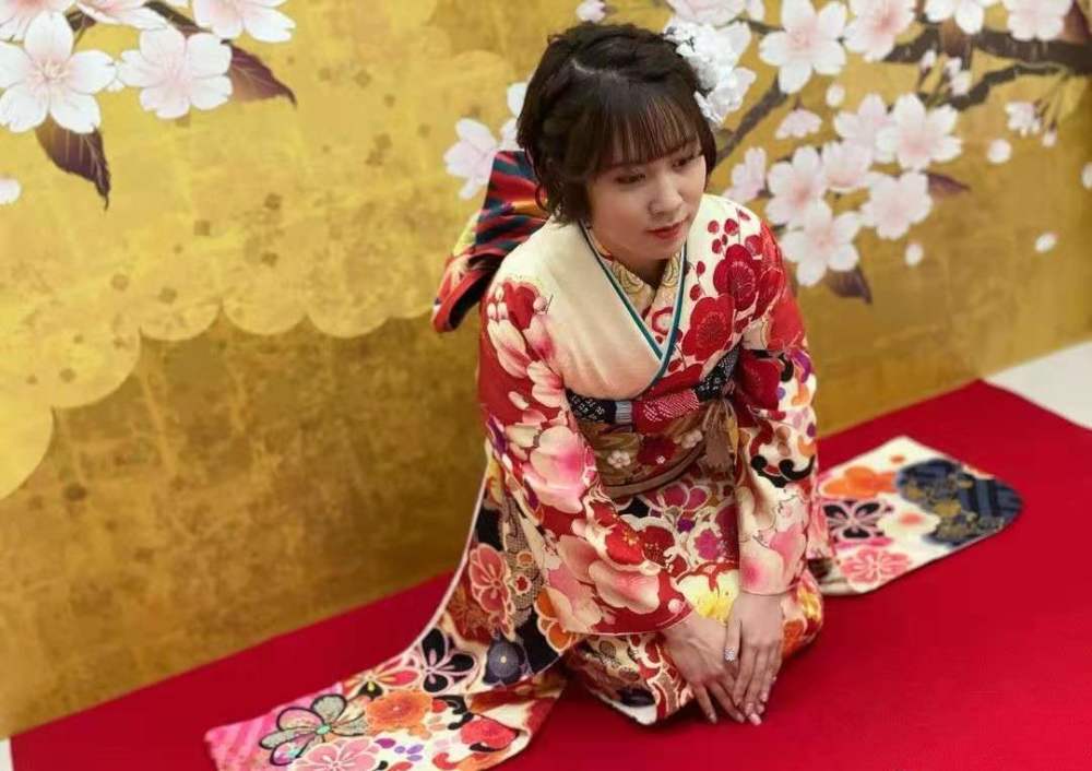 平野美宇最新美照,穿和服行跪拜礼,颜值惊艳,她才是日乒一姐!