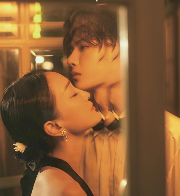 李冰冰太尴尬!和小15岁朱一龙拍暧昧大片,被周迅王一博直接吊打