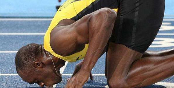 博尔特出色的小腿肌肉,让他在赛场上往往贡献出更惊人的爆发力,尤其是
