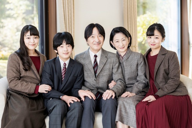 日本皇太子迎来55岁生日全家福合影幸福美满长女婚事被认可