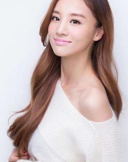 虽然大家对章龄之这个名字不太熟悉,但是她曾经和胡歌合作过电视剧