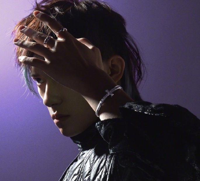 易烊千玺封面大片曝光紫色挑染鲻鱼头凌厉眼神完胜一众小鲜肉