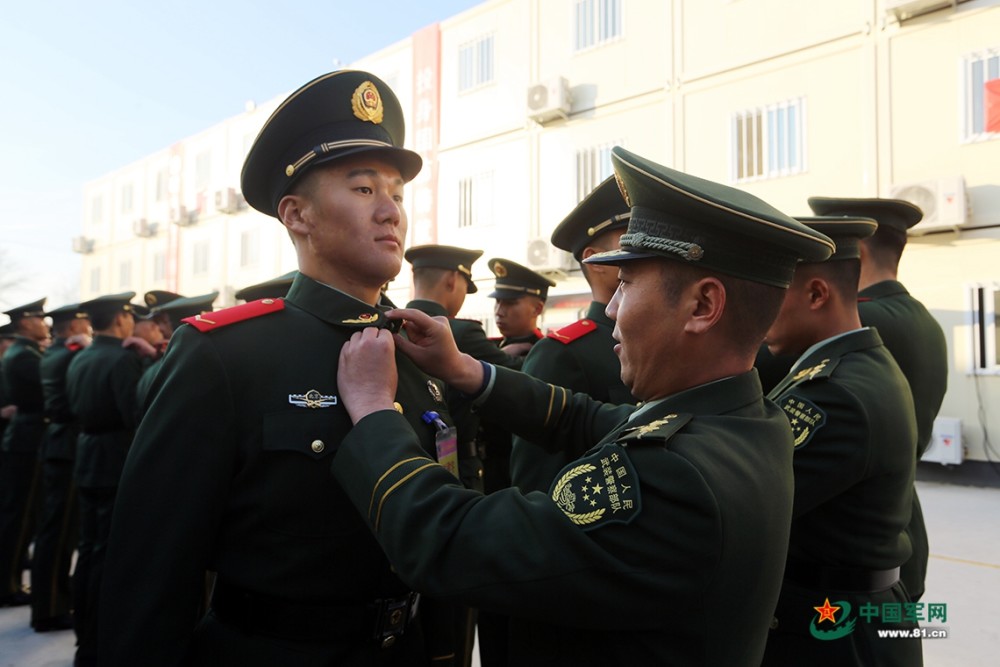 入列丨看看新兵授衔的样子