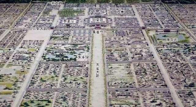 现代城市爱堵车,古代朱雀大街的宽度150米,可摆下三条高速路