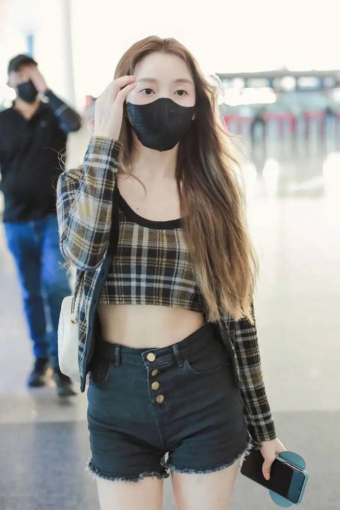 姜贞羽的纯欲气质太绝了穿碎花裙混搭毛衣真是娇俏又清纯