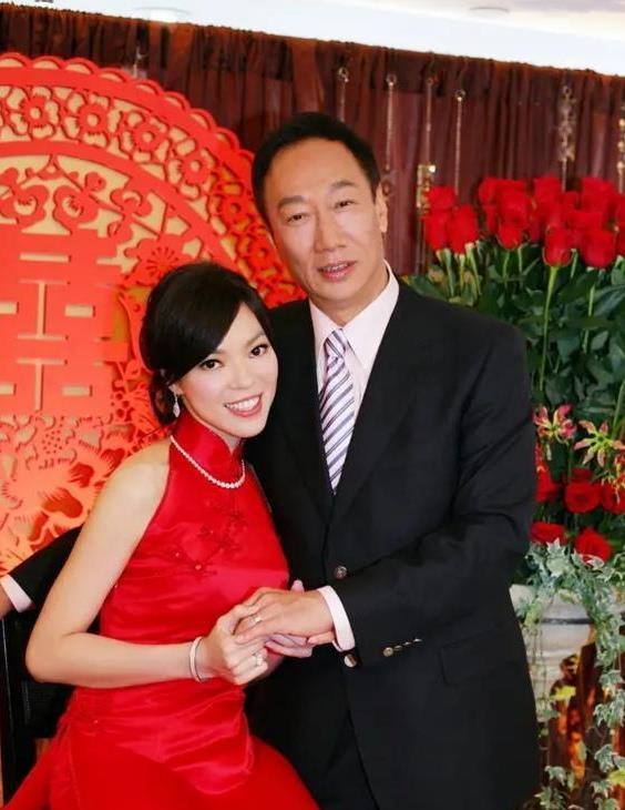 被郭台铭小24岁娇妻惊艳!一袭粉色长裙婀娜多姿,身材哪像三娃妈