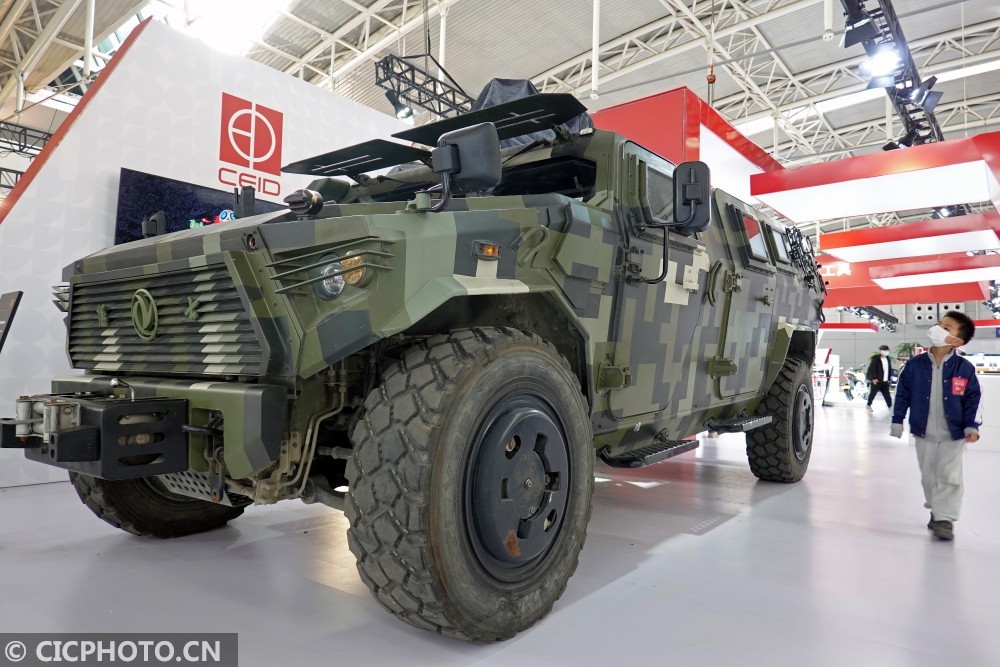小朋友在2020世界工业设计大会上观看东风猛士高机动防护型突击车.