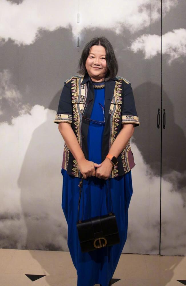 陈凯歌前妻洪晃终于打扮千鸟格披风配百褶裙挑染紫发洋气不少