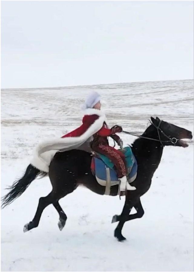 新疆女县长雪地策马奔腾走红41岁积累粉丝70万一人带火冰雪游