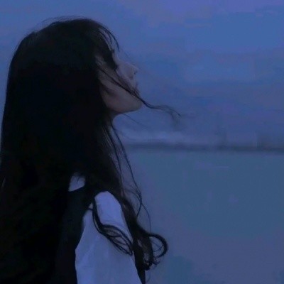 头像温柔干净的仙气蓝色系女生头像