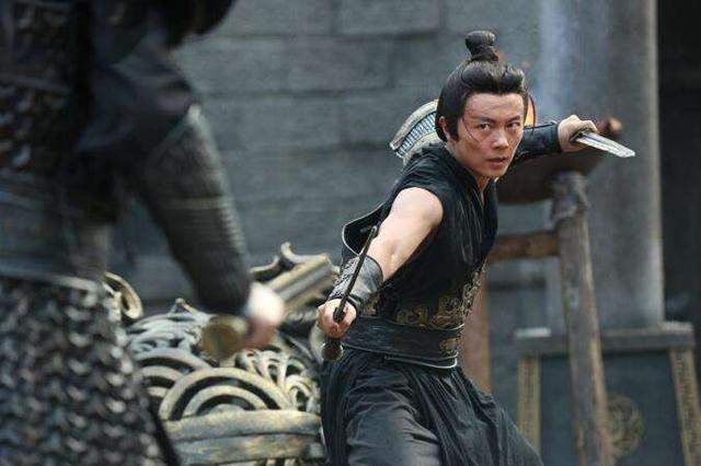 荆轲是战国有名的剑客,和秦王一对一交战却挨8剑,究竟为何_腾讯新闻