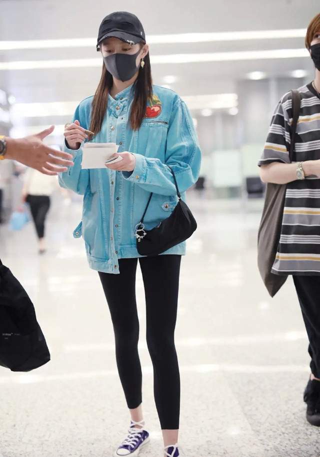 秋冬不止有阔腿裤今年流行鲨鱼裤明星都这么穿