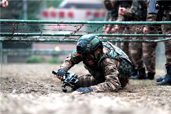 战术示范作业,杨国江干脆利落的动作赢来身边战友阵阵掌声.