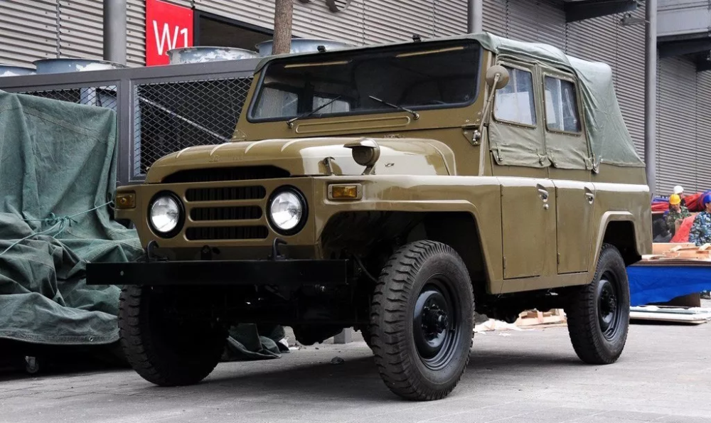 北京212越野车解放军曾经的军马老司机心中的绿吉普