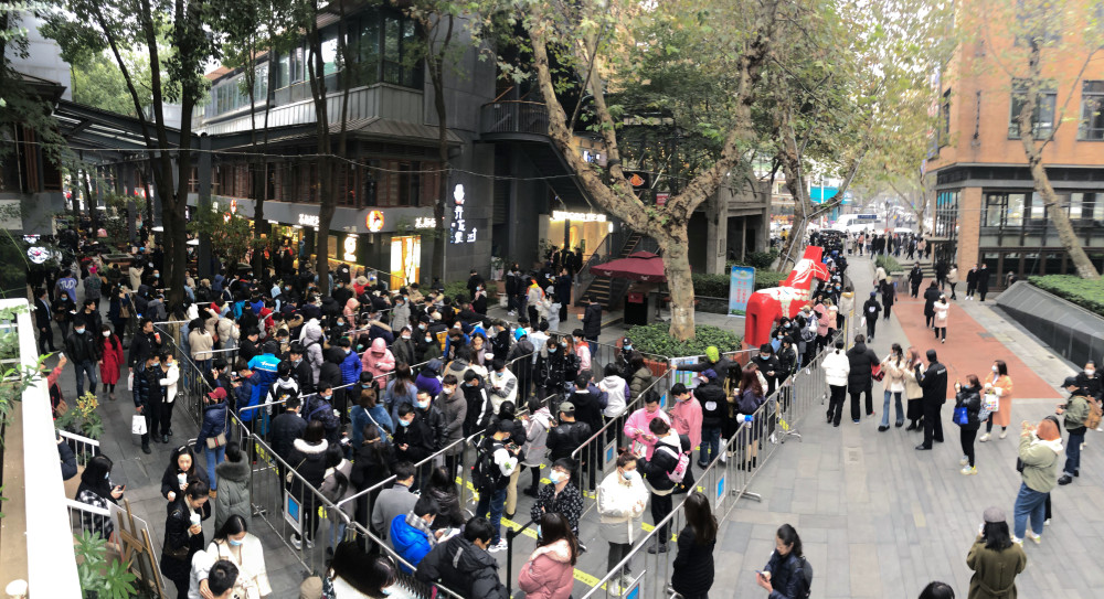网红奶茶店武汉开业排队8小时,打烊都喝不到,黄牛代买120一杯