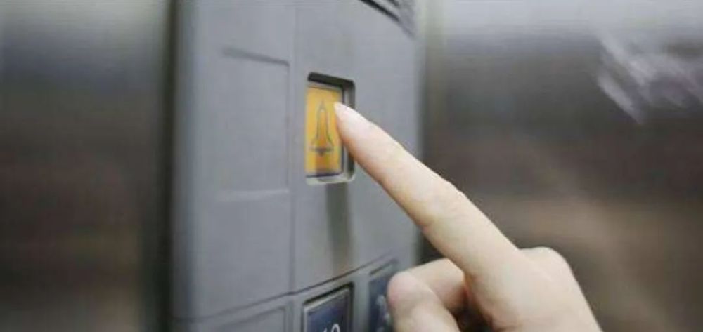 按下电梯内的警铃呼救,使用电梯内的电话或对讲机呼救,或是110报警