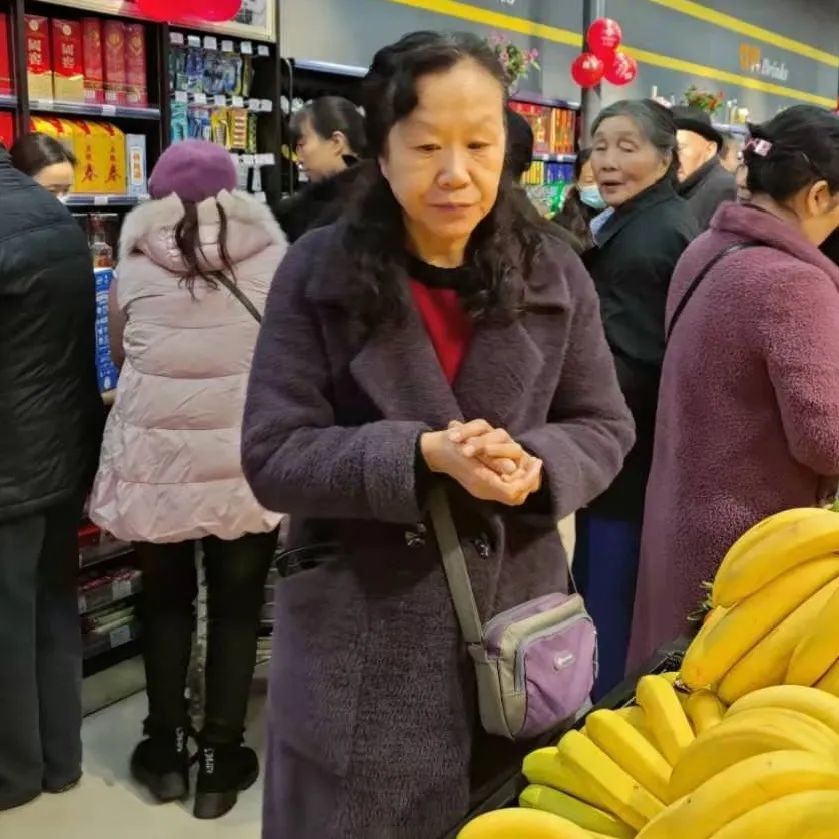 臉上掛滿了笑容她就帶著孫女來到共享超市一大早黃大姐今年60歲沒想到