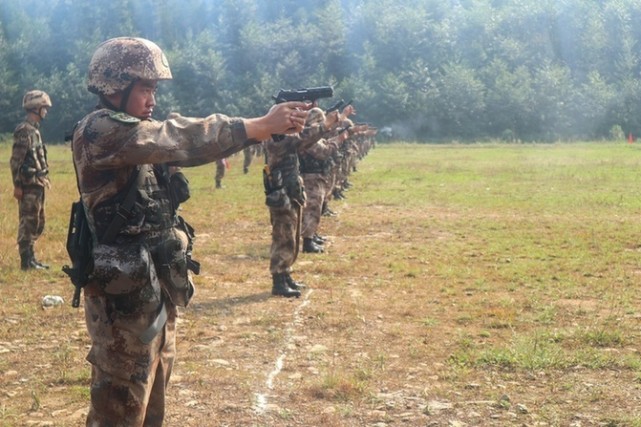 軍事大考考兵先考官滇西高原上陸軍第75集團軍某旅的熱血考核現場吧!