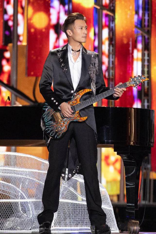 被40岁的谢霆锋惊艳到了穿朋克西装潮流酷帅油头发型霸气十足