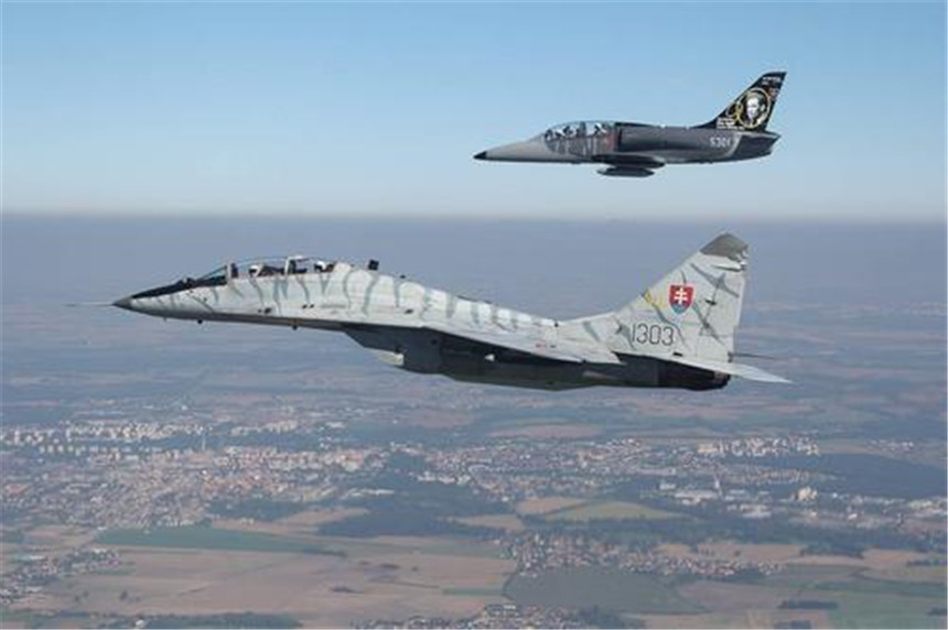 大事不妙!印度战机坠入印度洋,飞行员离奇失踪,俄媒:夜郎自大_腾讯新