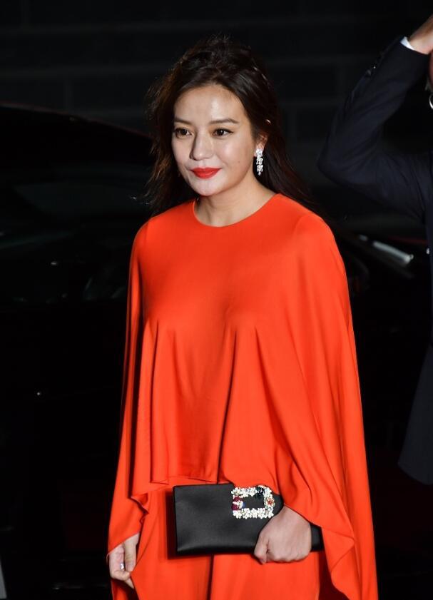 赵薇越老越时髦,红色斗篷配长裙,头发凌乱生图下状态真好