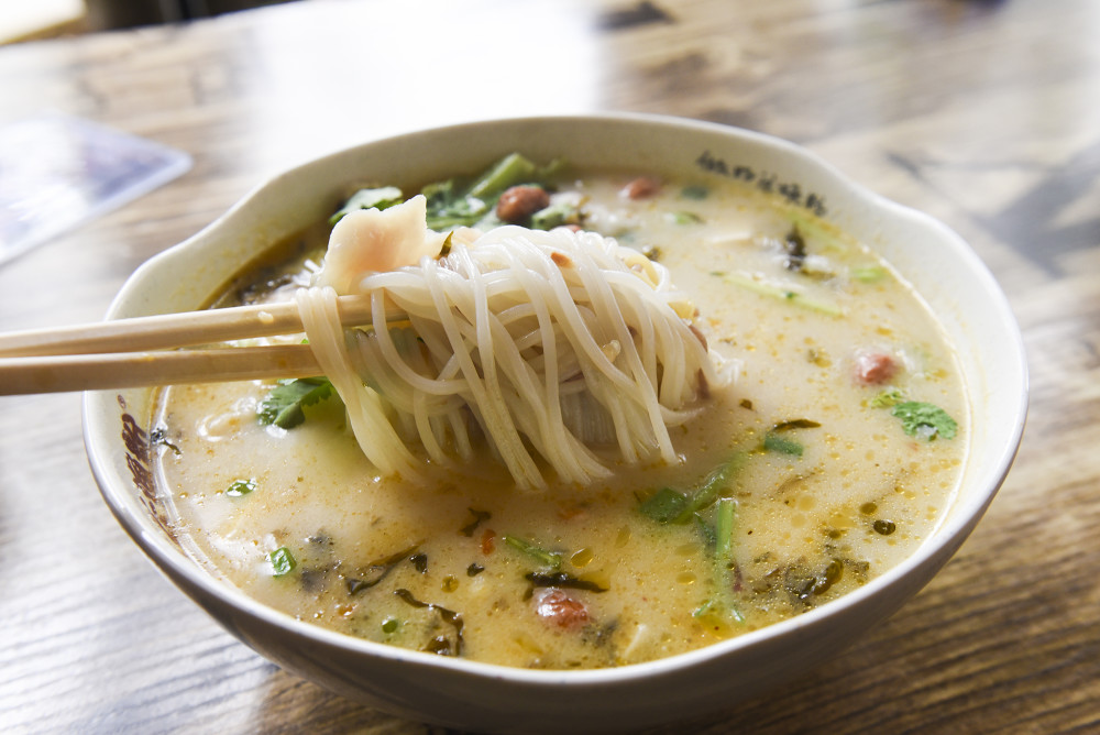 宝晶宫景区就餐也很方便,我们就在山下小店叫了一碗招牌鱼粉,味道不错