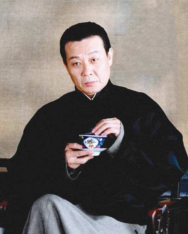 他娶两个老婆住楼上楼下一家人和睦相处儿子却直言太痛苦