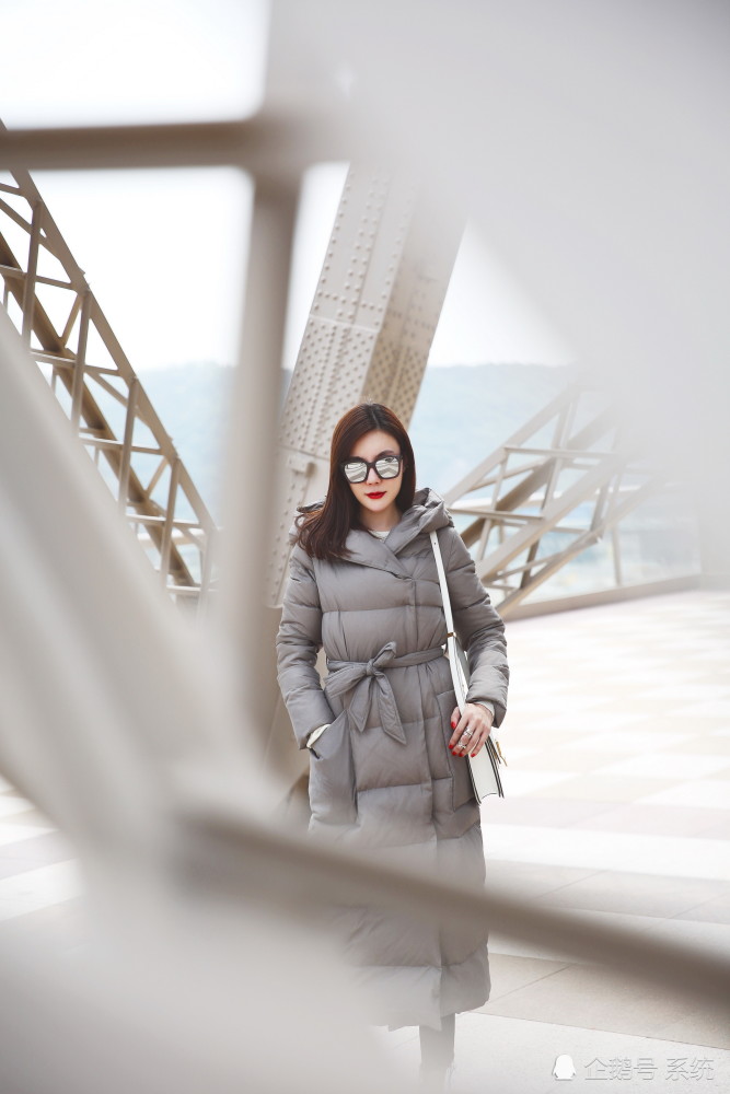 冬季时尚长款保暖羽绒服,美女街拍秀图