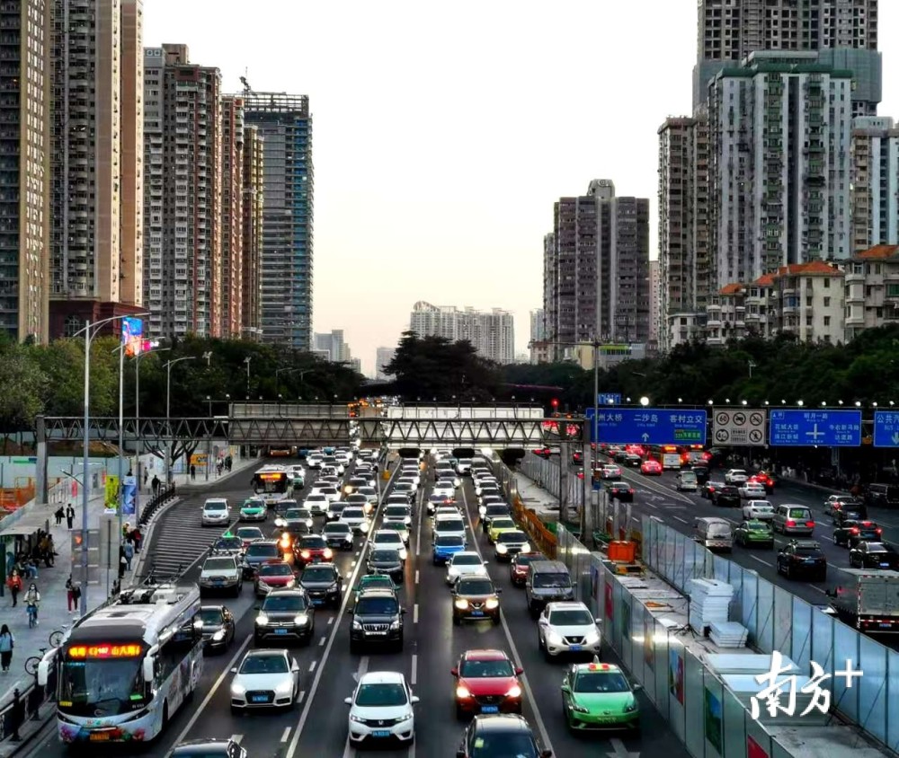 广州大道上,南往北方向车流密集.