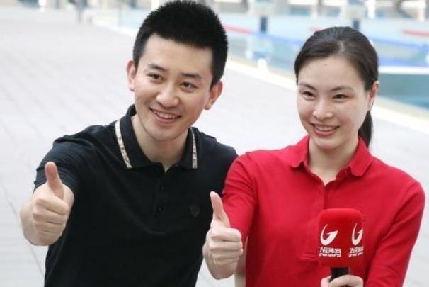 吴敏霞和老公合体直播穿运动装素颜出镜像少女全程笑成眯眯眼