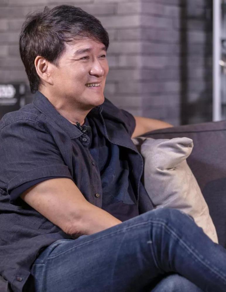 周华健带儿子上节目,儿子扎起长发剃掉胡须大变样,终于像90后