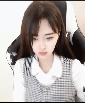 前段时间,董月月在直播时说自己很困了,有弹幕刷:撸多了,干累了.