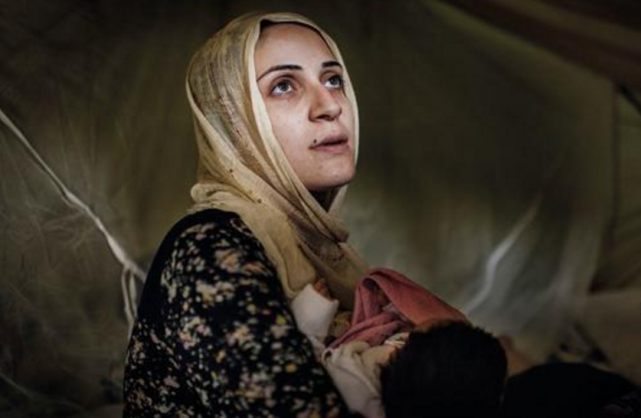 中东难民营地下交易场所,年轻女子挂牌出售,只要给钱就可领走