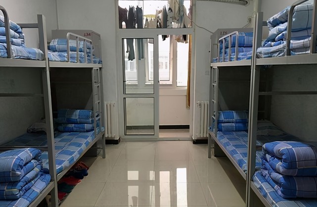 为什么不建议高中生住校听听班主任怎么说家长我宁愿陪读