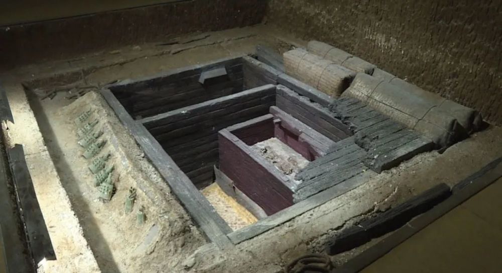 嘴子前墓群位于我市盘石店镇嘴子前村,是现今为止在胶东地区发现的