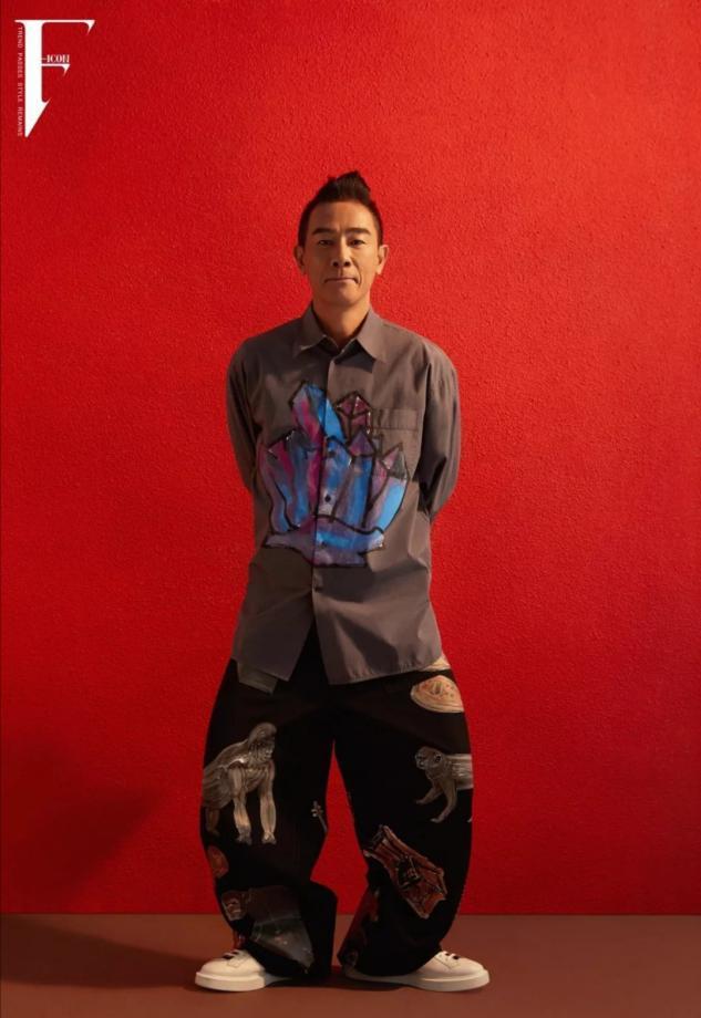 53岁陈小春魅力依旧,留起胡子沉稳帅气,舞台造型"搞怪张扬"_腾讯新闻