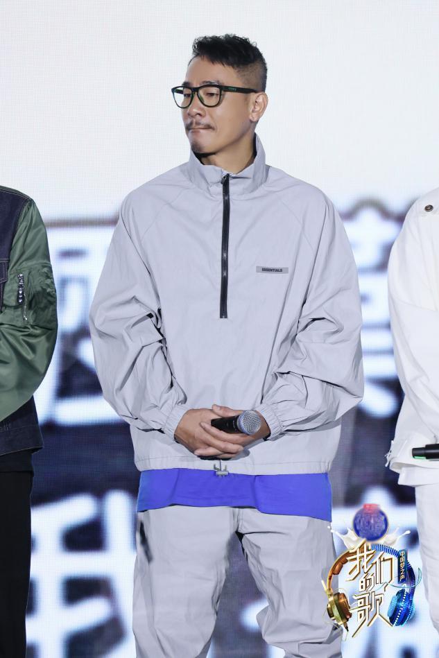 53岁陈小春魅力依旧,留起胡子沉稳帅气,舞台造型"搞怪张扬"_腾讯新闻