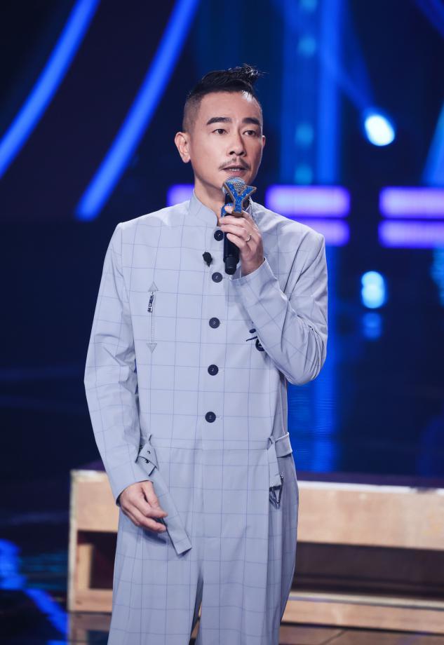 53岁陈小春魅力依旧留起胡子沉稳帅气舞台造型搞怪张扬