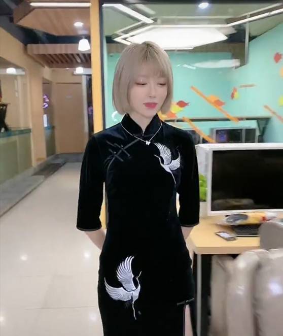 因最美女网管人设走红陪玩价格比王思聪还高的咬米也开始抄袭了