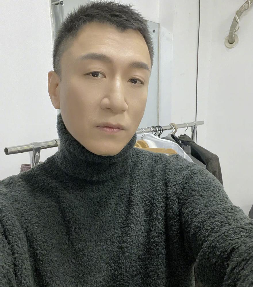 颜霸孙红雷也瘦身面对一桌美食不动摇深绿高领毛衣显帅气