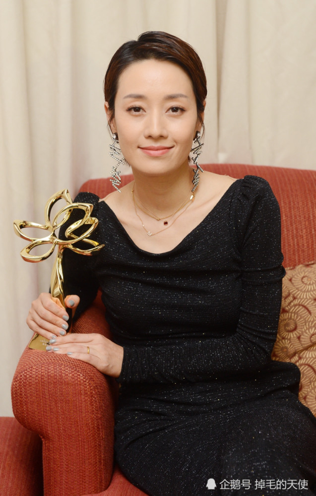 马伊琍为母校庆祝75周年生日配12岁大女儿素颜照大长腿太吸睛