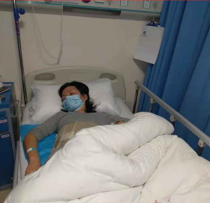 长沙一公交车被货车追尾,车内女乘客摔伤,该由谁负责?
