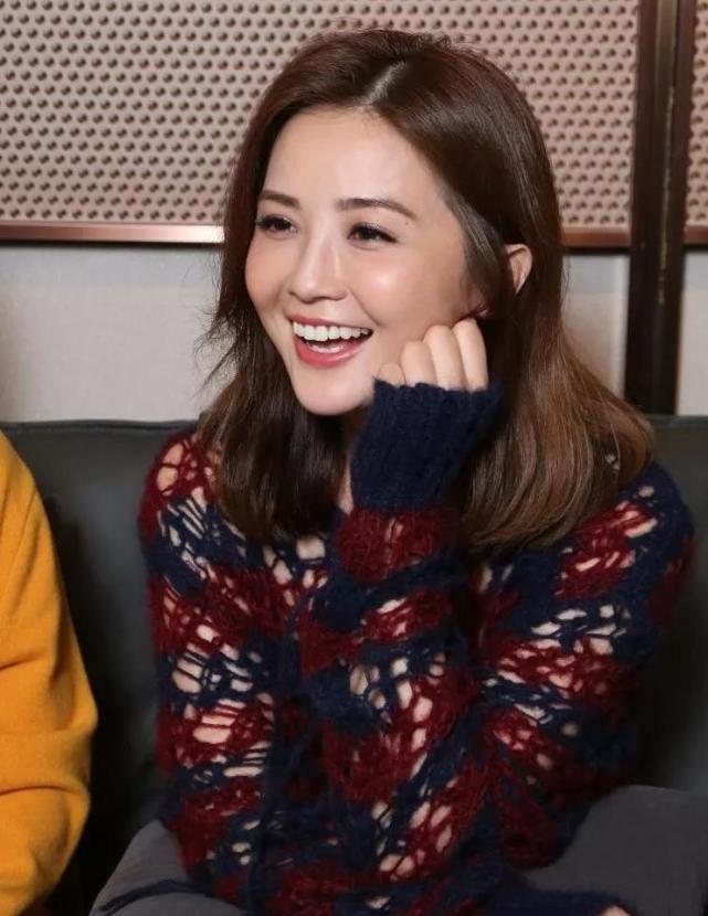 阿娇阿sa久违合体年近四十似少女!阿sa狂秀美腿,阿娇大肚藏不住