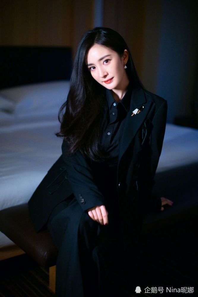 34岁杨幂太飒了!穿西装黑长直亮相公益盛典,好霸气的"女干部"